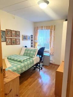 Soverom med garderobe og kontormulighet